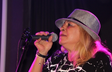 אינדין דויד - זמרת יוצרת 