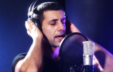 רובי ראובני מקליט באולפן  